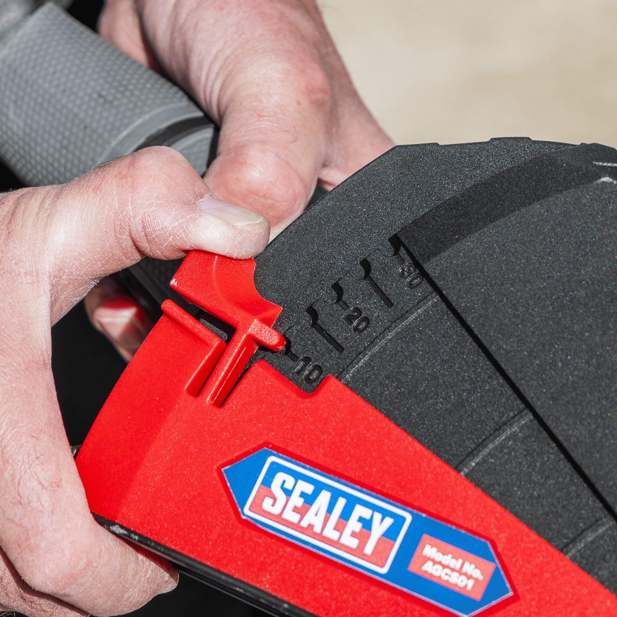 Adjustable Angle Grinder Cutting Shroud - Image 11