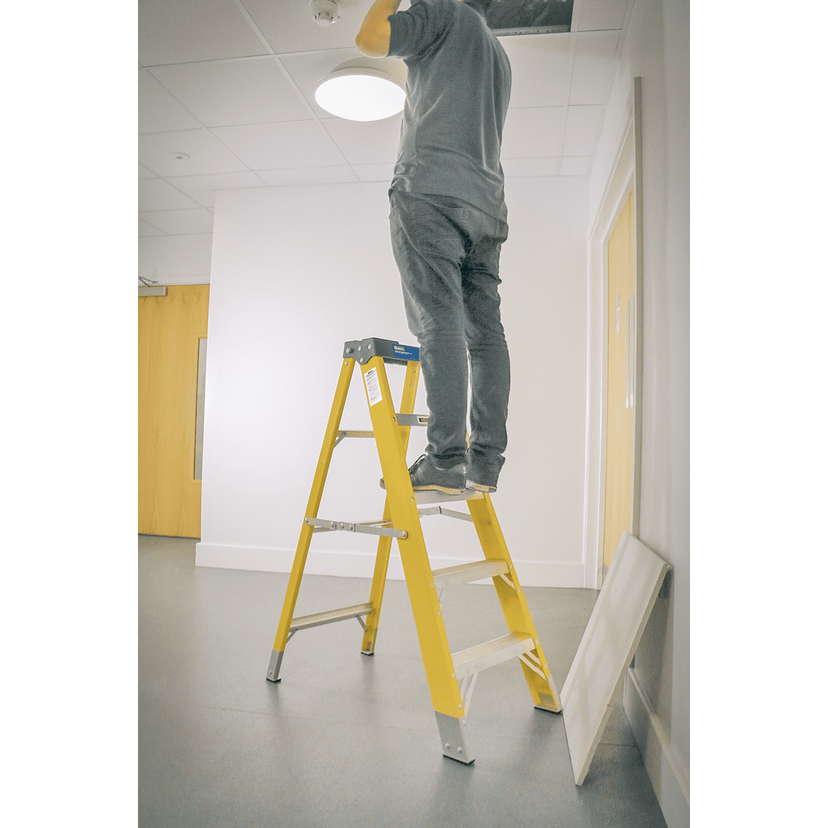 Fibreglass Step Ladder 4-Tread - EN 131 - Image 2