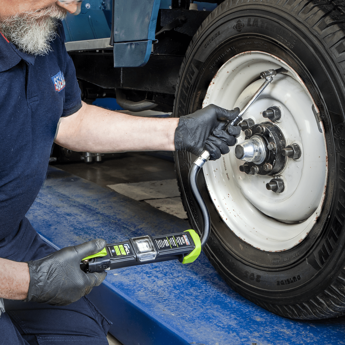 PCL Airlite Eco Tyre Inflator with Twin Push-On Connector - Image 4