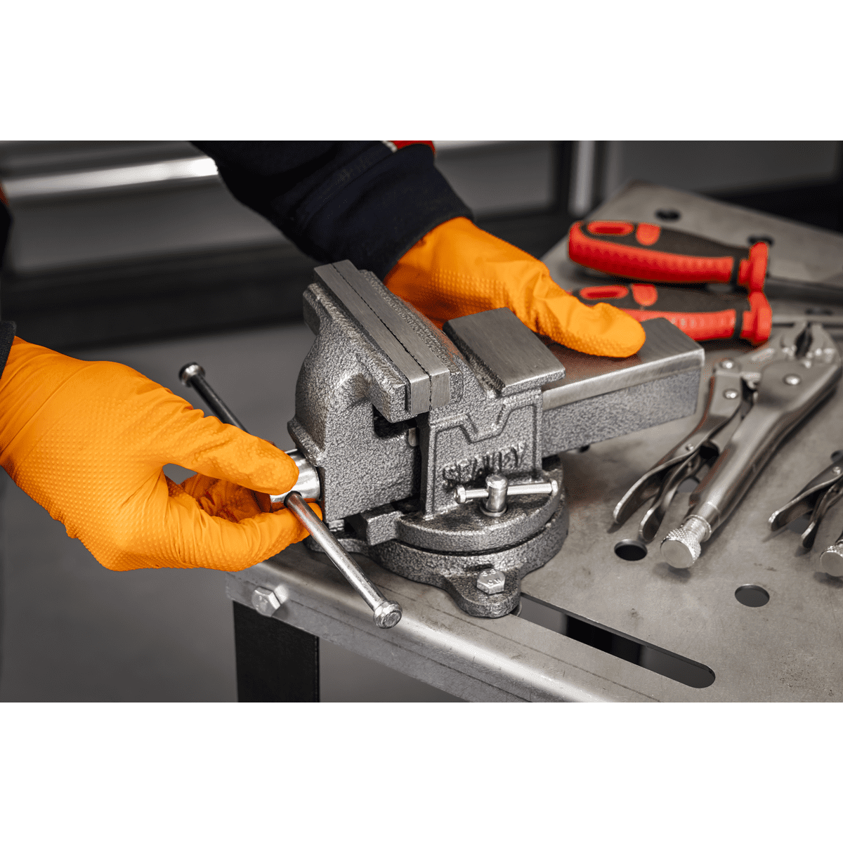 100mm SG Iron Vice with Swivel Base - Image 4