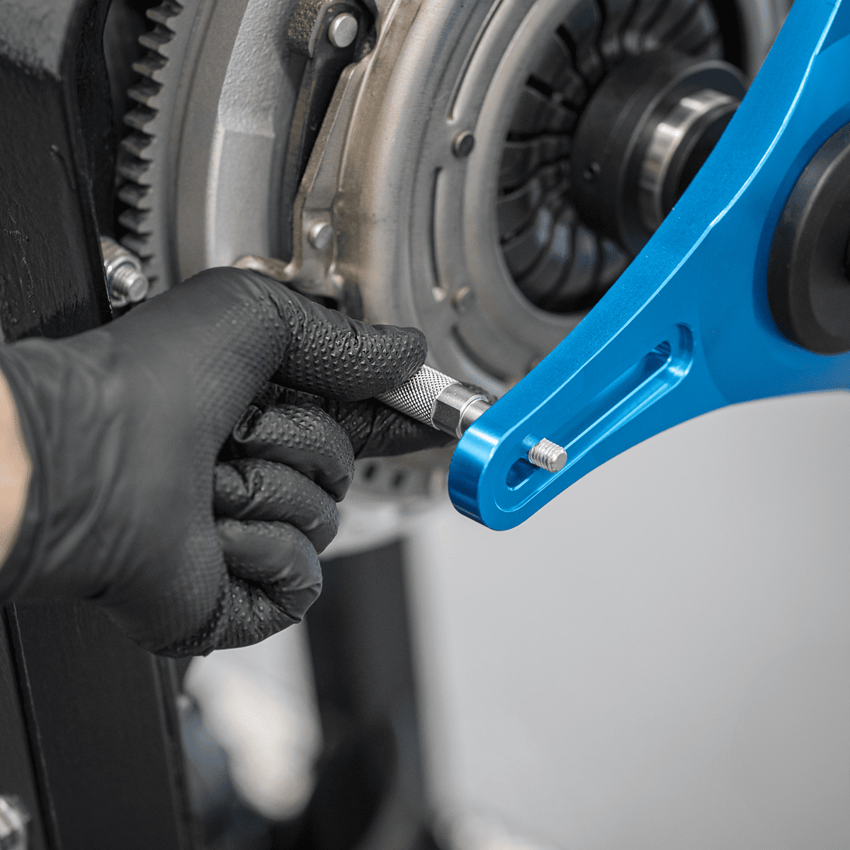 Self-Adjusting Clutch Tool