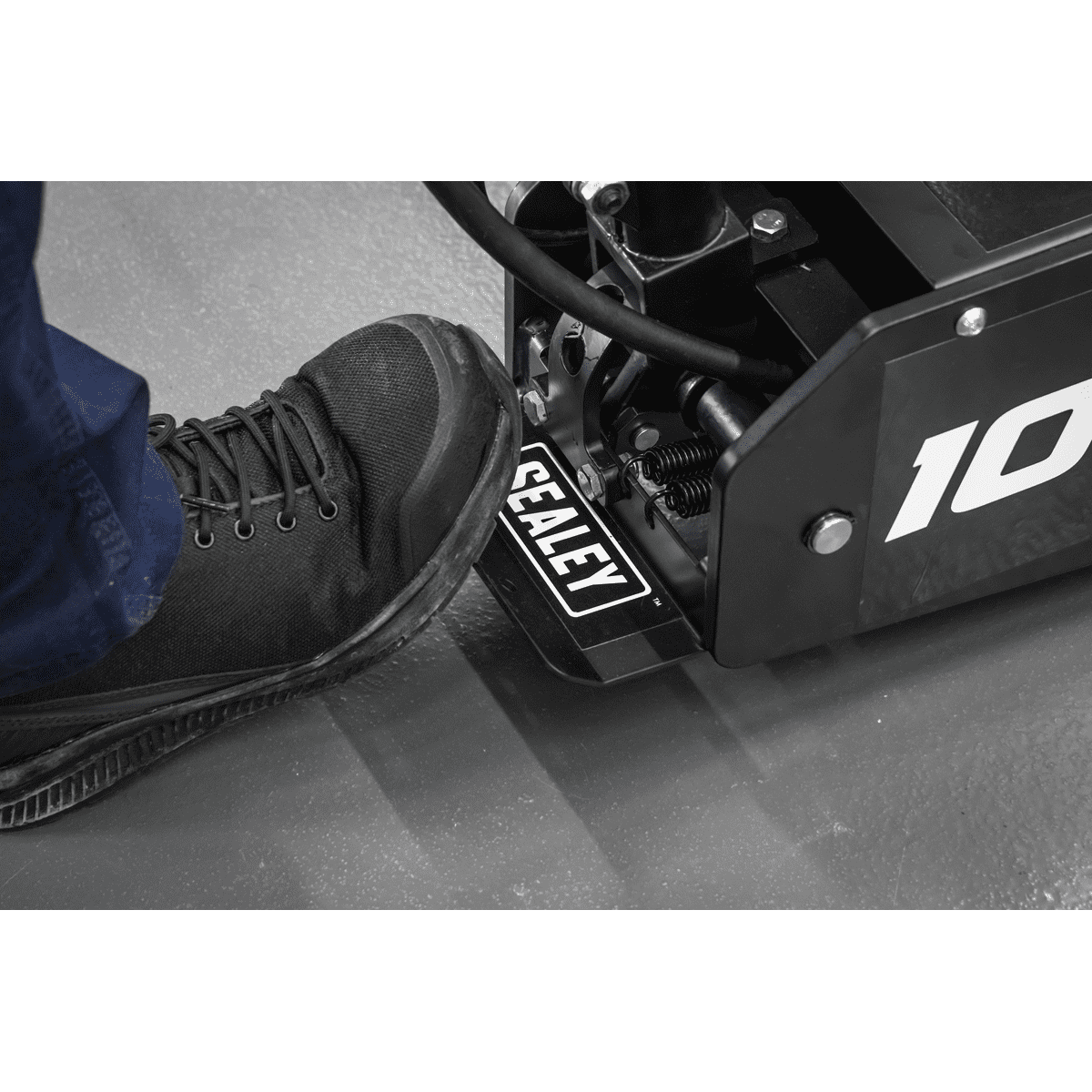 Viking Professional Long Reach Air/Manual Operation Trolley Jack with Rocket Lift 10 Tonne - Image 11