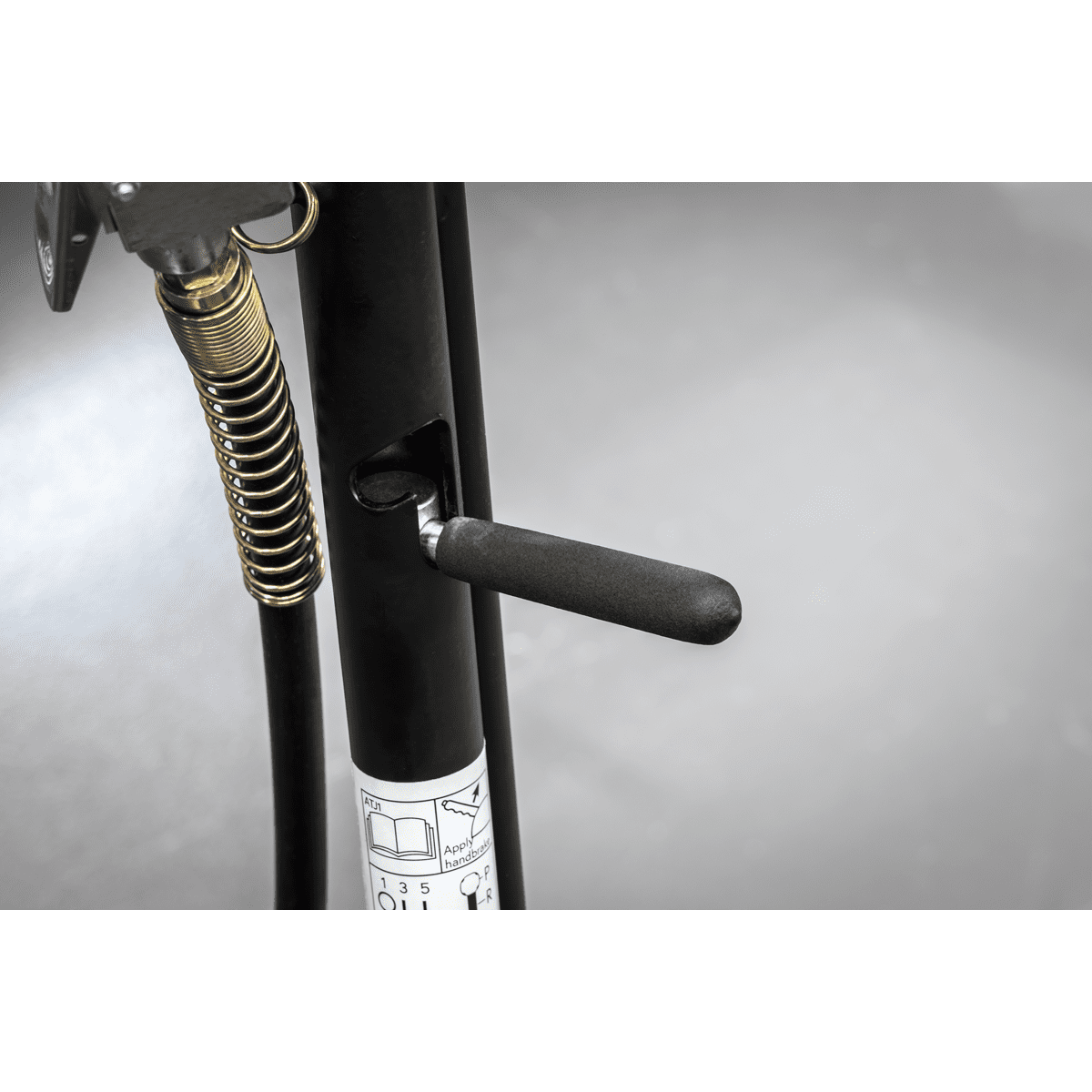Viking Professional Long Reach Air/Manual Operation Trolley Jack with Rocket Lift 10 Tonne - Image 8
