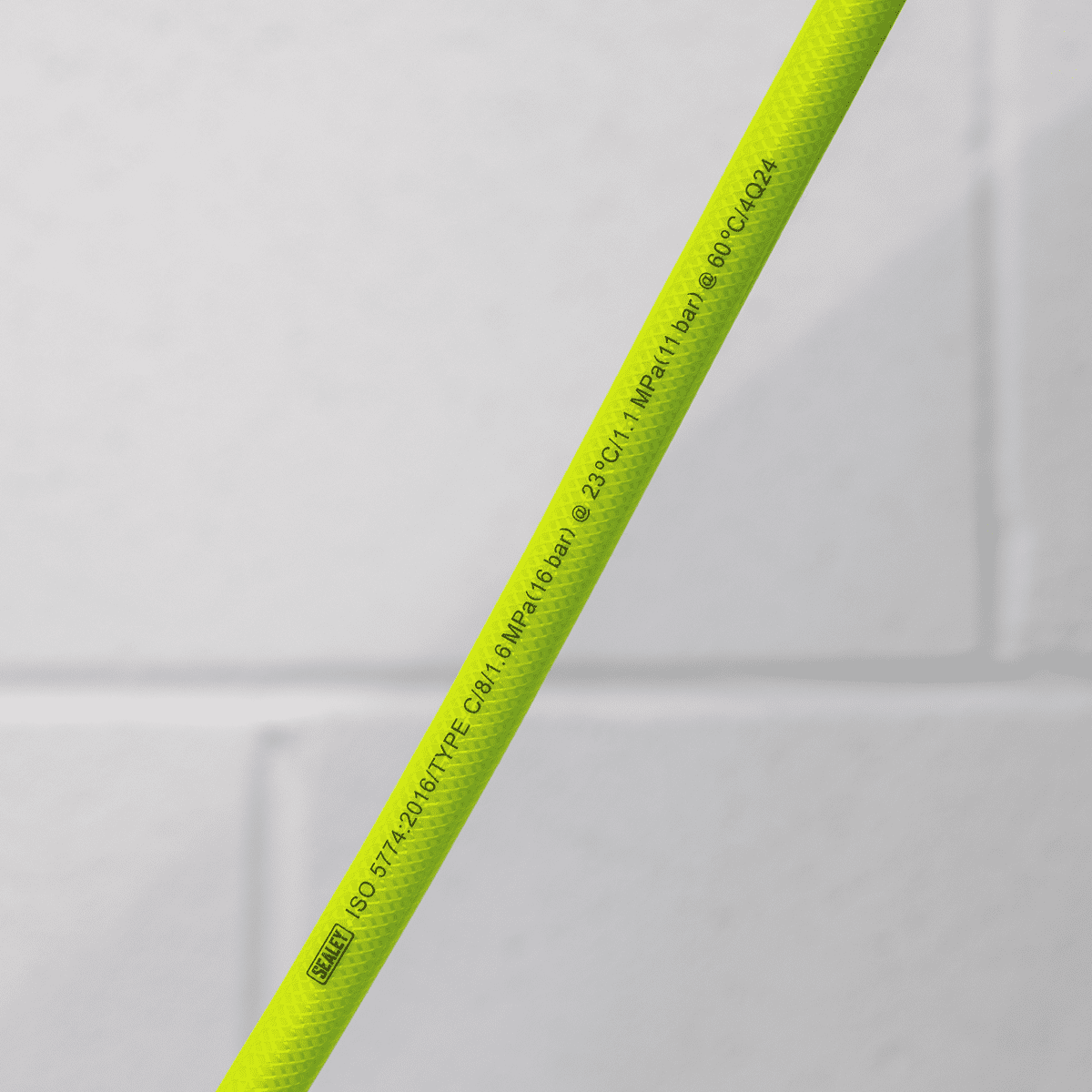 High-Visibility Air Hose with 1/4"BSP Unions 15m x 10mm - Image 3