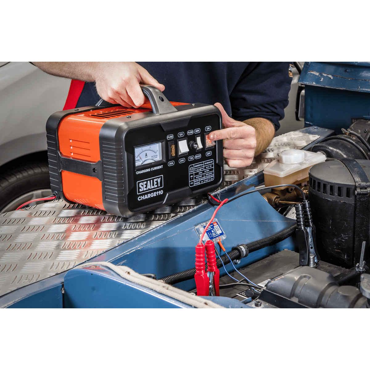 12/24V Battery Charger 14A 230V - Image 7