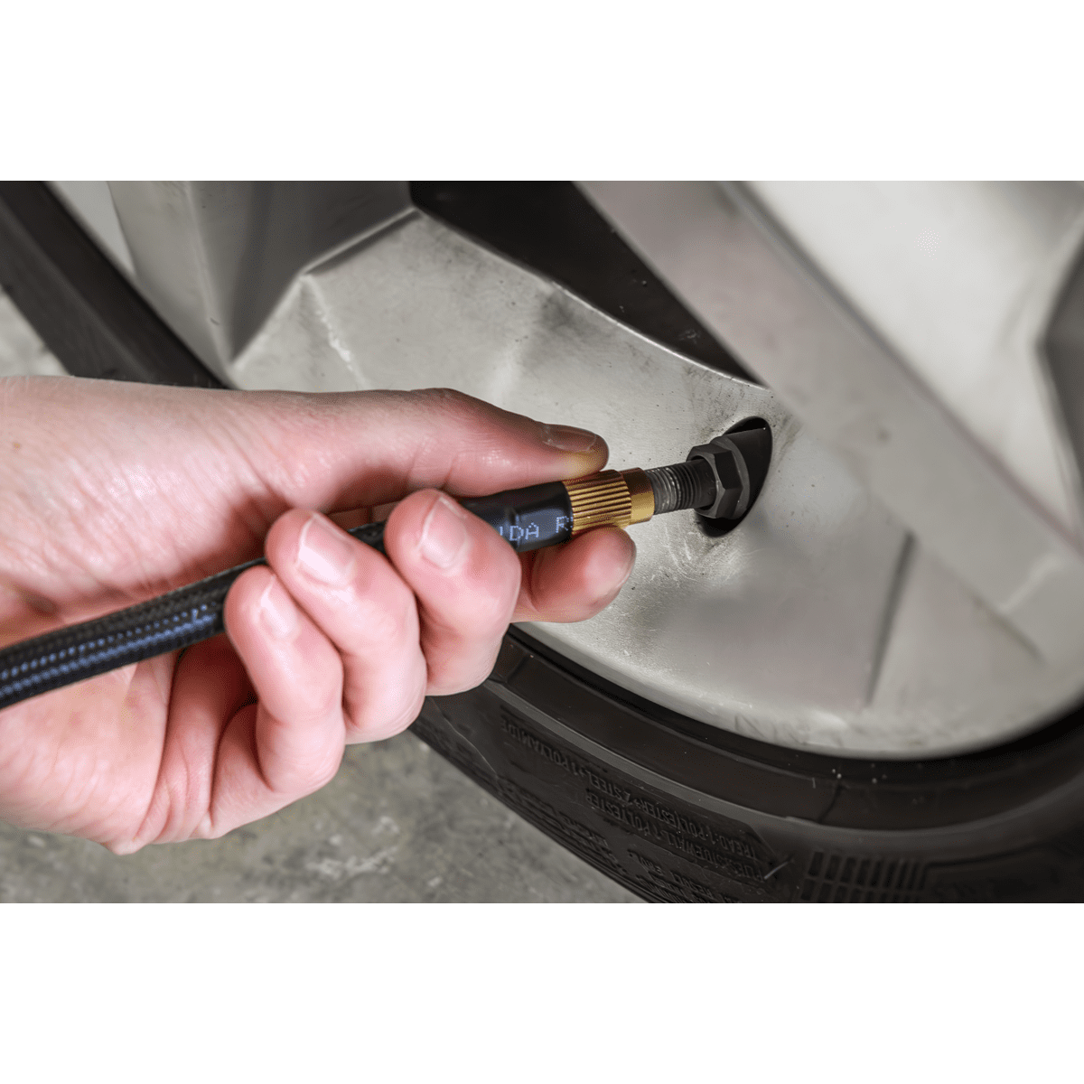 Rechargeable Tyre Inflator & Power Bank with Worklight 12V - Image 8