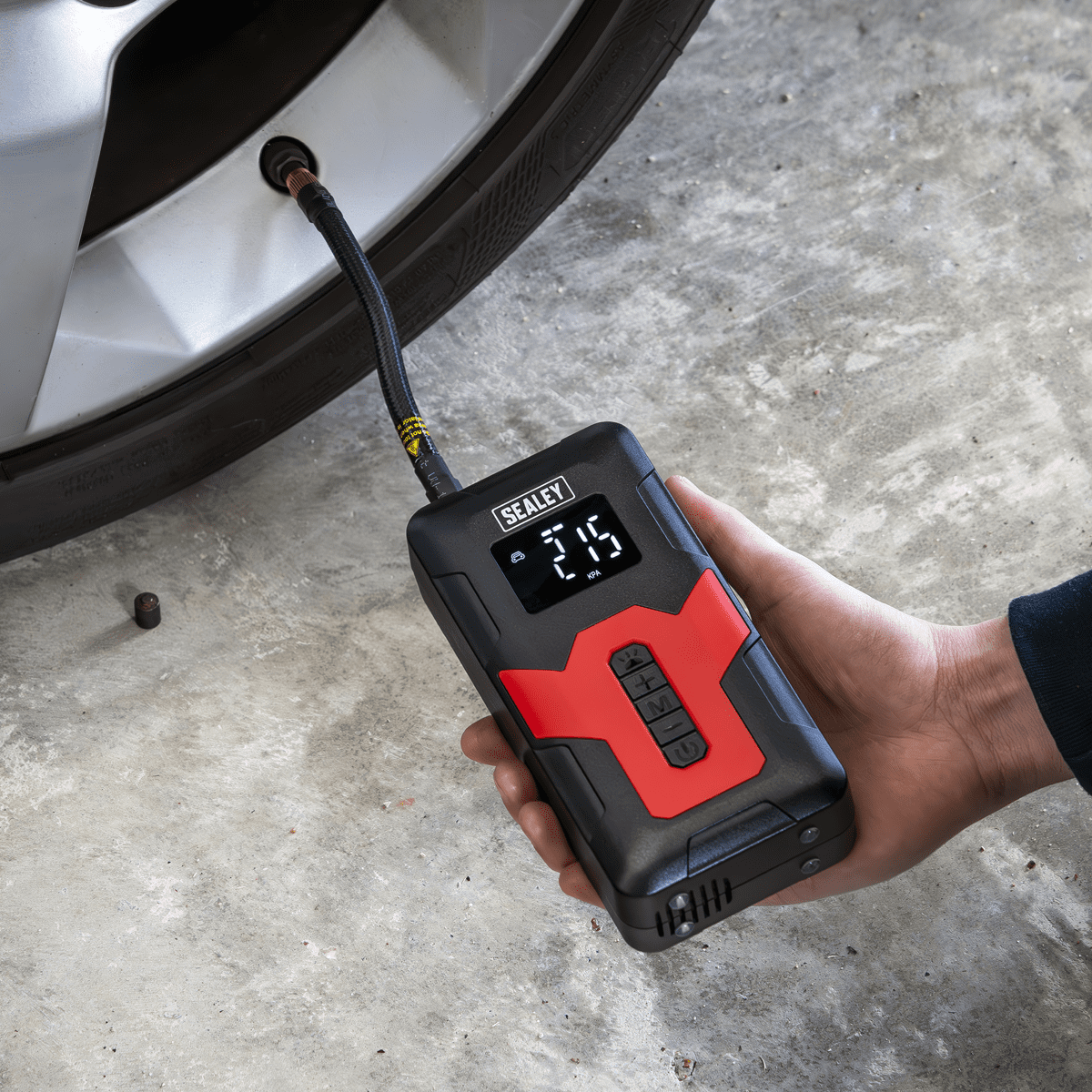 Rechargeable Tyre Inflator & Power Bank with Worklight 12V - Image 11