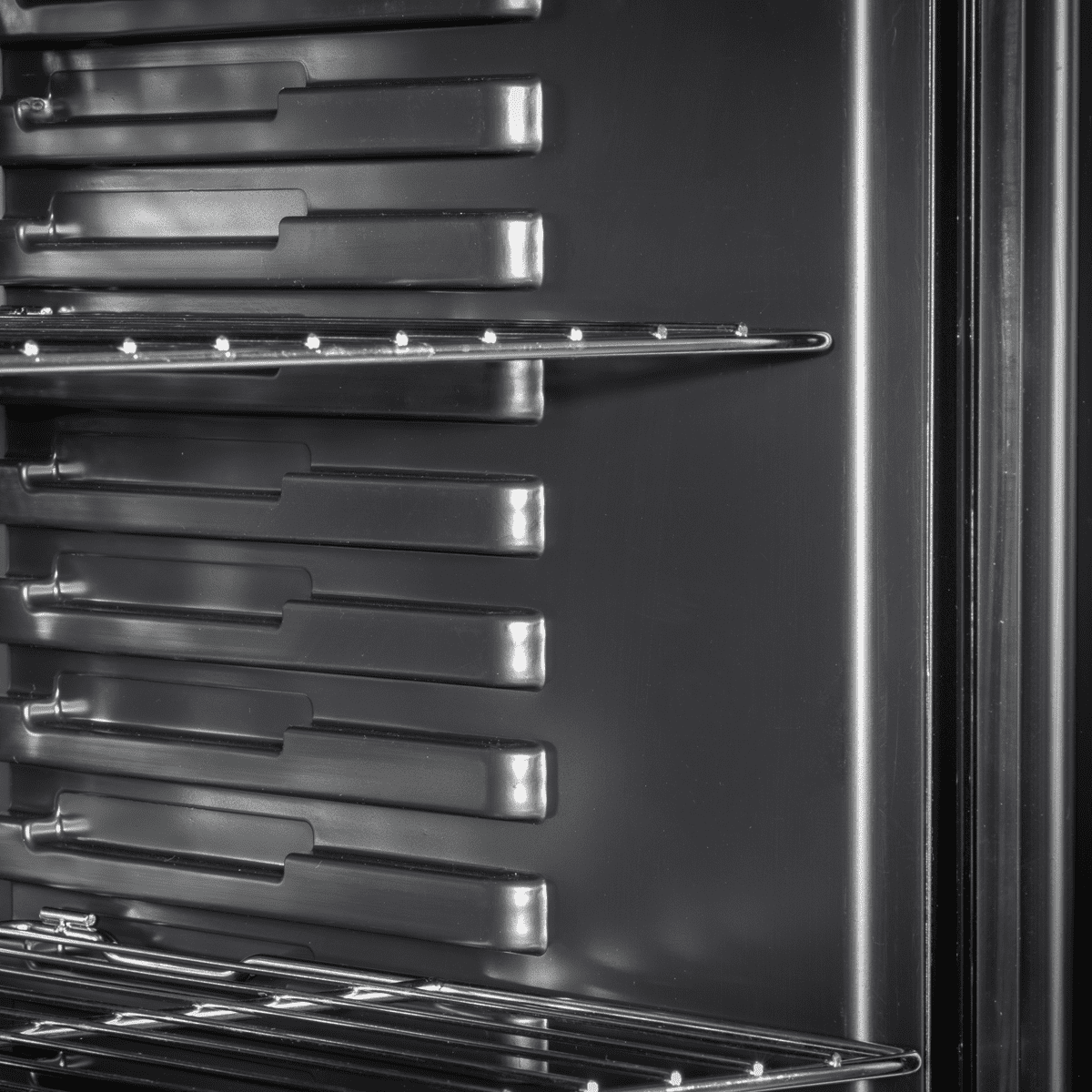 Baridi Undercounter Drinks, Beer & Wine Fridge with Wire Shelves, Internal Light & Security Lock 85L - Stainless Steel - Image 10